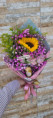 Girassol com astromelia e mosquitinho cor de rosa e trio de ferrero rocher